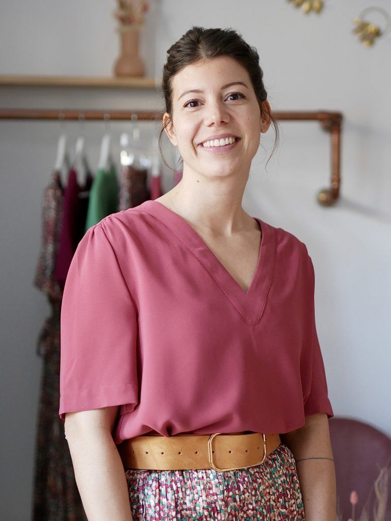 Elodie avec la jupe Inais vert top India blush ceinture Ilo camel Marie & l'Enchanteur