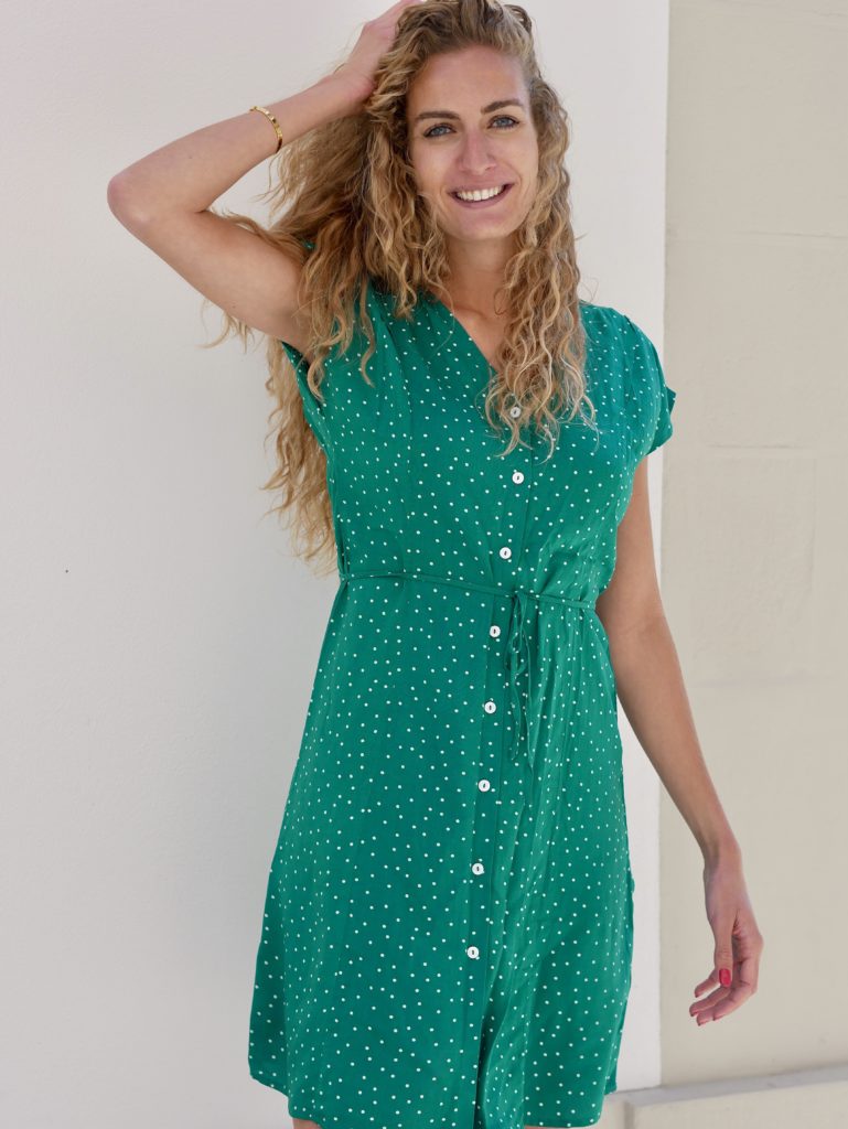Chloé avec la robe Clarence verte