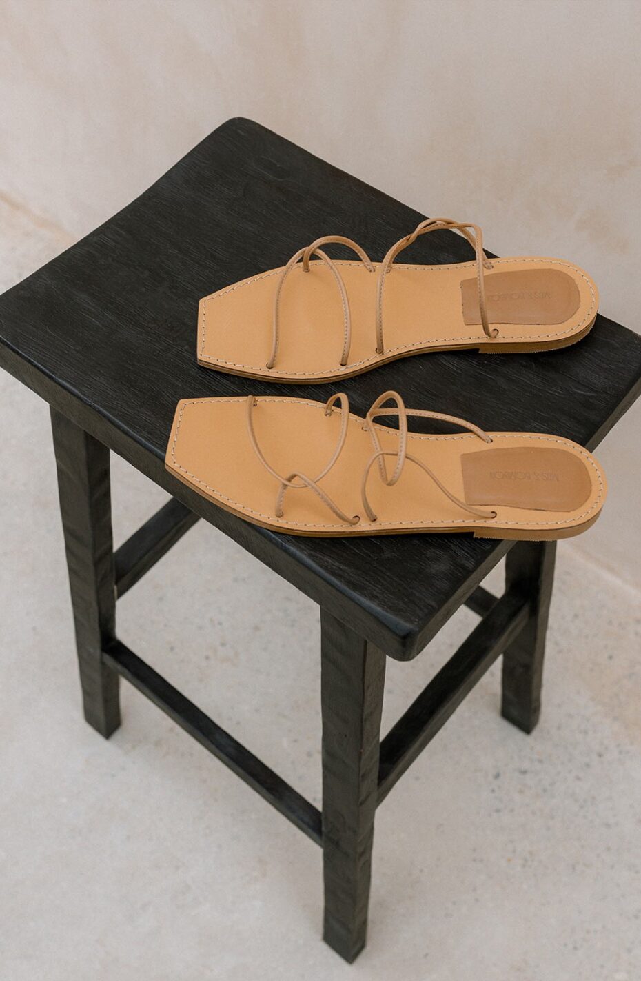 Chaussures en cuir noir Mus & Bombon Chaussures en cuir noir Mus & Bombon – Design épuré et intemporel pour un look chic et confortable.