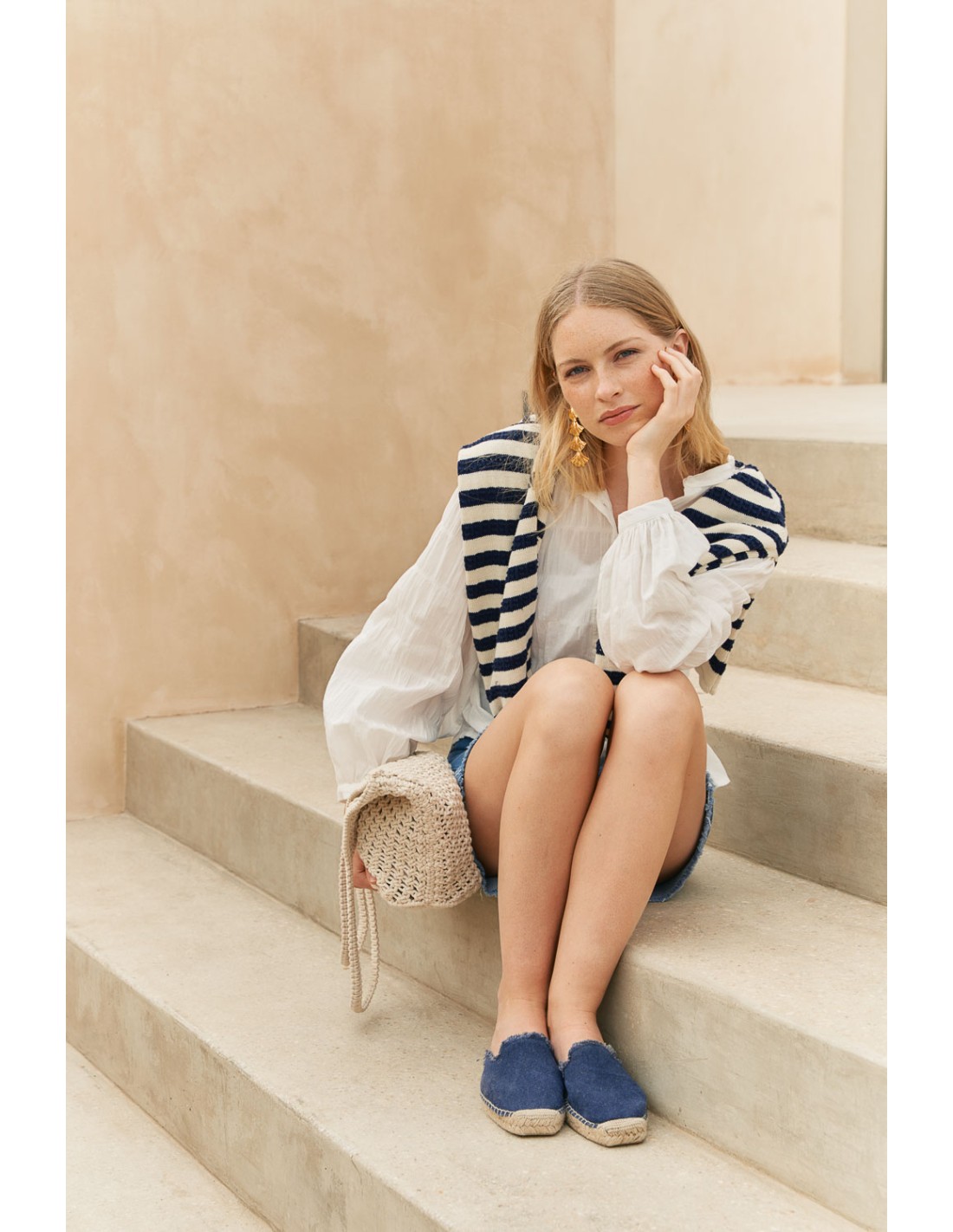 Look bicolore Mus & Bombon Ensemble blanc et bleu marine Mus & Bombon. Look frais et structuré, parfait pour une silhouette élégante et estivale, disponible chez Collection 7.