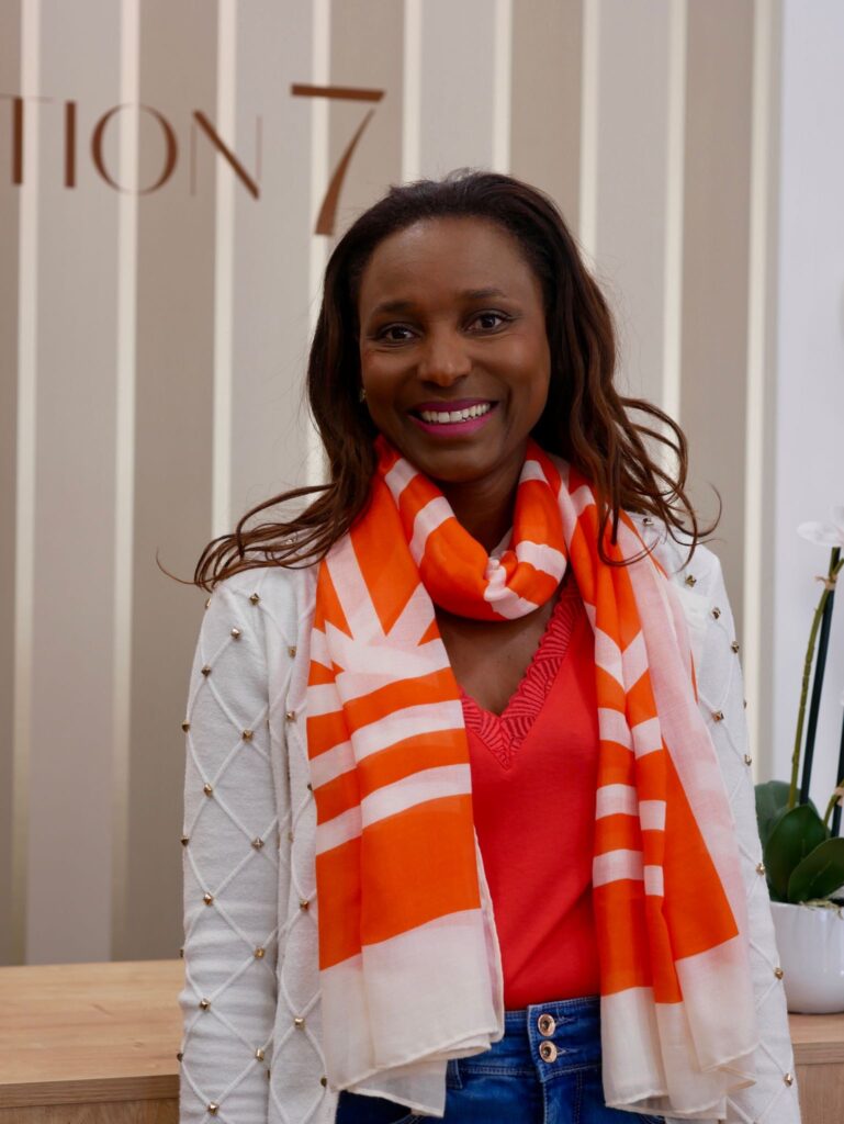 Portrait de la conseillère de vente chez Collection 7 Conseillère de vente Collection 7. Accueil chaleureux et conseils personnalisés dans un univers de mode éthique et féminin.