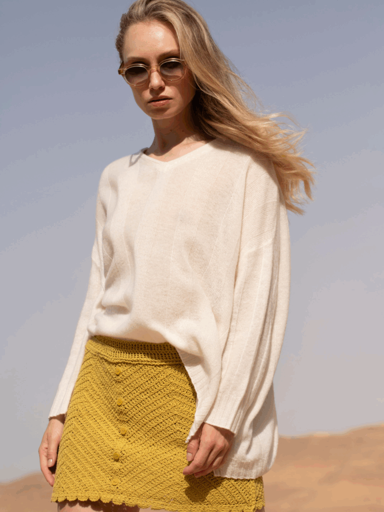 Look Karma Koma chez Jeudi 13 à Sion. Silhouette féminine, fluide et contemporaine, dans des matières douces et naturelles.