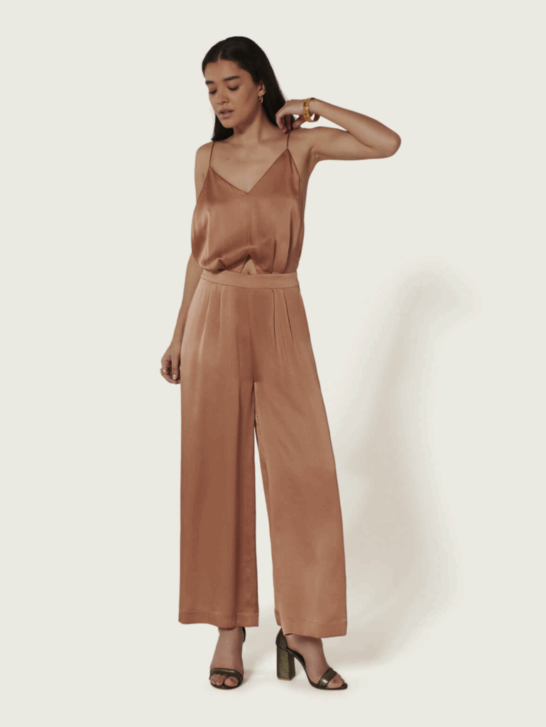 Look Karma Koma chez Jeudi 13 à Sion. Silhouette féminine, fluide et contemporaine, dans des matières douces et naturelles.