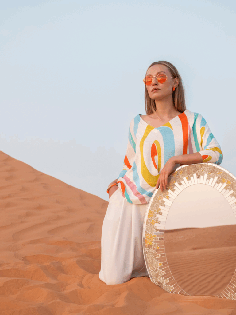 Look Karma Koma chez Jeudi 13 à Sion. Silhouette féminine, fluide et contemporaine, dans des matières douces et naturelles.