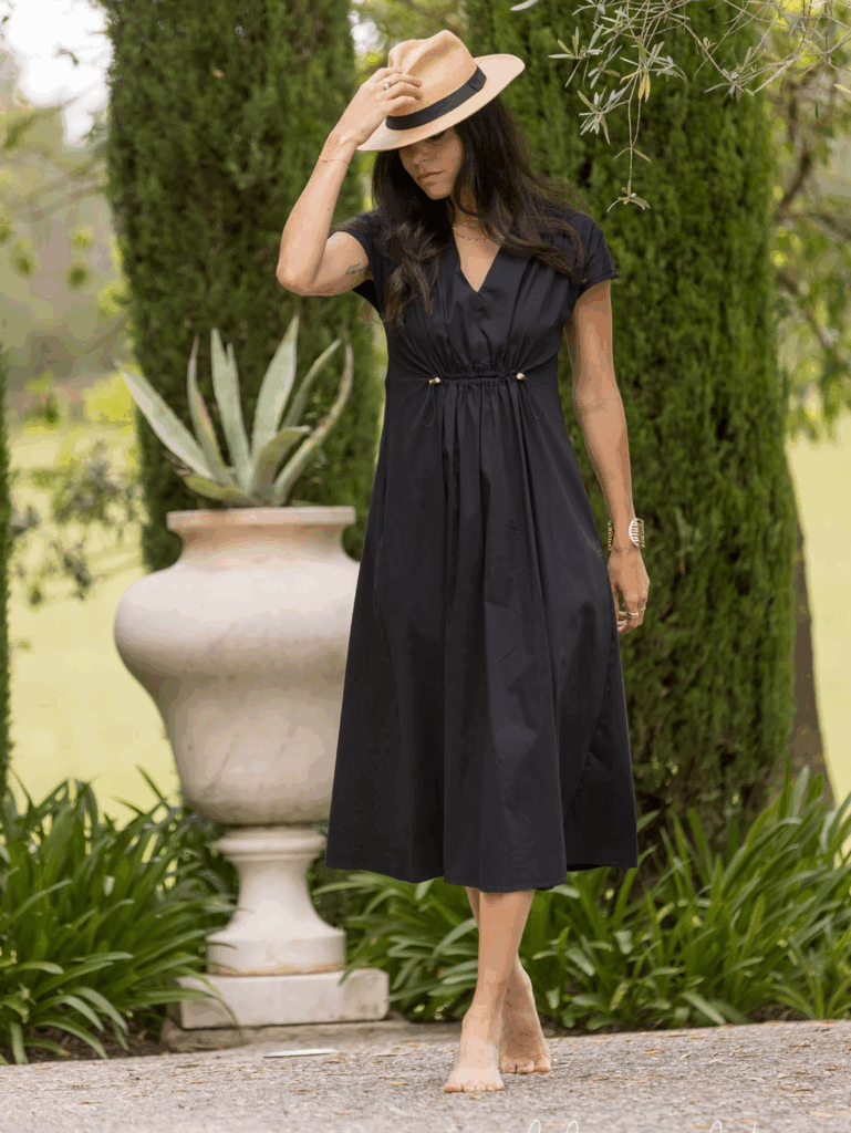 La robe noire signée Lola Espeleta Robe noire Lola Espeleta chez Collection 7. Silhouette raffinée et minimaliste, idéale pour toutes les occasions.