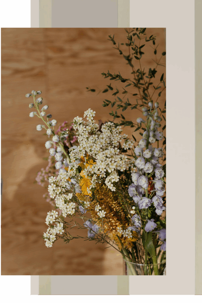 Une touche de poésie florale_ Bouquet de fleurs fraîches dans des tons doux – Composition florale élégante et poétique, parfaite pour une décoration raffinée.