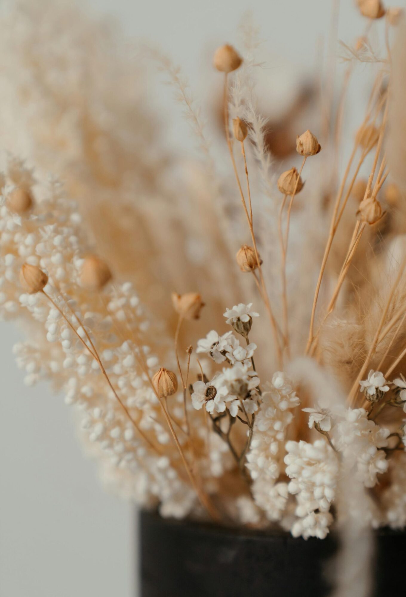 Bouquet bohème aux fleurs séchées et tons naturels Bouquet bohème. Fleurs légères aux teintes beiges et rosées, ambiance naturelle et romantique chez Collection 7.